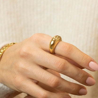 Victoria Band Ring